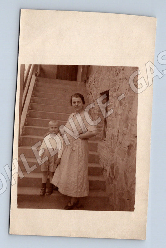 Pohlednice 1923 žena a dítě na schodech ČSR (M18451)
