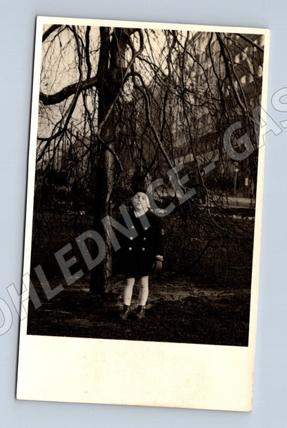Pohlednice dítě v parku čb cca 1940s (M18453)