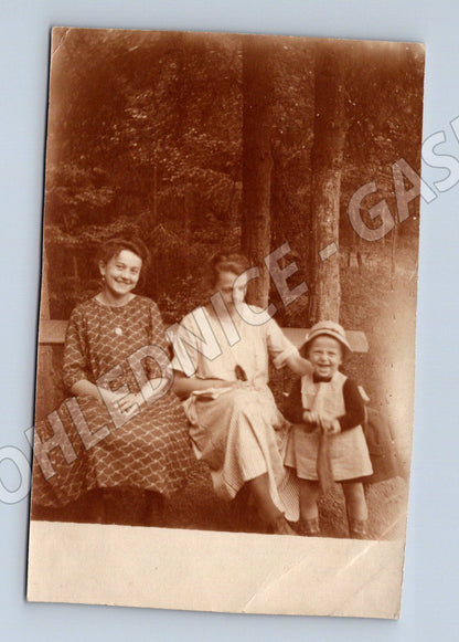 Pohlednice tři ženy na lavičce ČSR do 1950 (M18454)