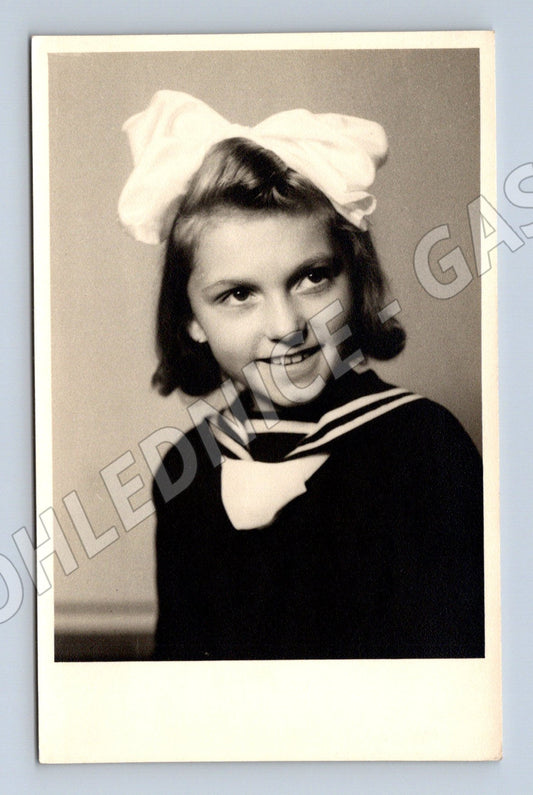 Pohlednice portrét dívky s mašlí čb neprošlá (M18463)