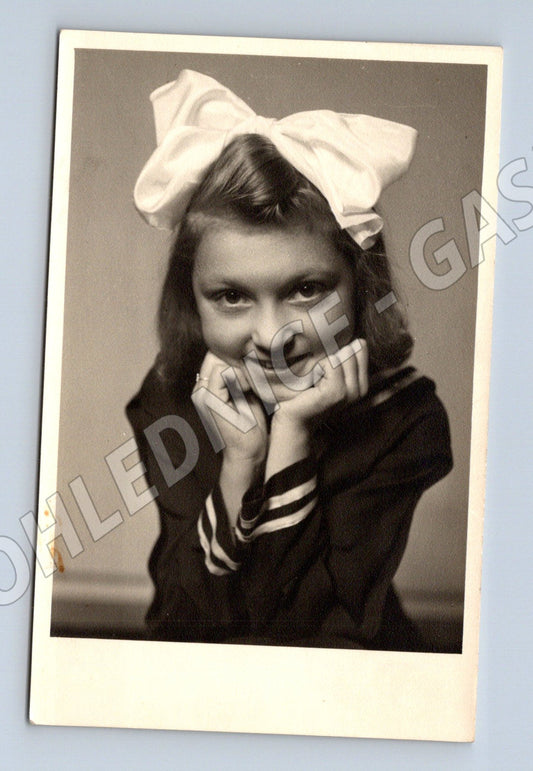 Pohlednice portrét dívky s mašlí čb retro (M18464)