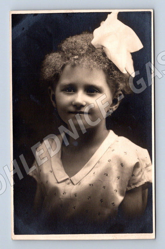 Pohlednice portrét dívky s mašlí čb (M18466)