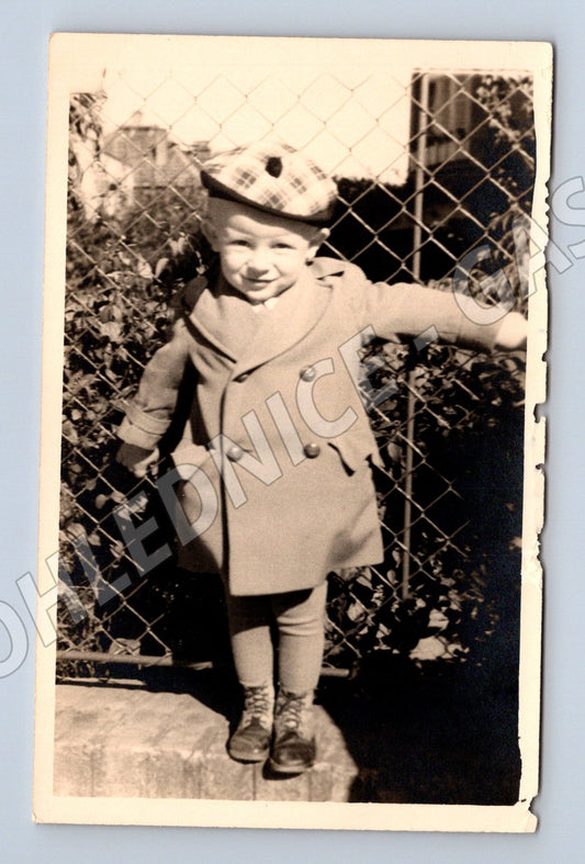 Pohlednice dítě u plotu čb malý formát do 1950 (M18468)