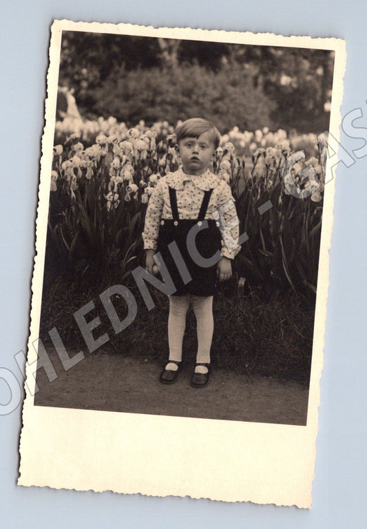 Pohlednice dítě v zahradě malý formát do 1950 (M18481)