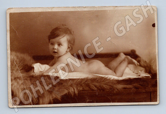 Pohlednice dítě na kožešině sepia cca 1920 30 (M18486)