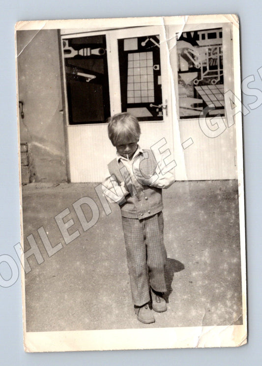 Pohlednice chlapec před domem popis Michael (M18495)