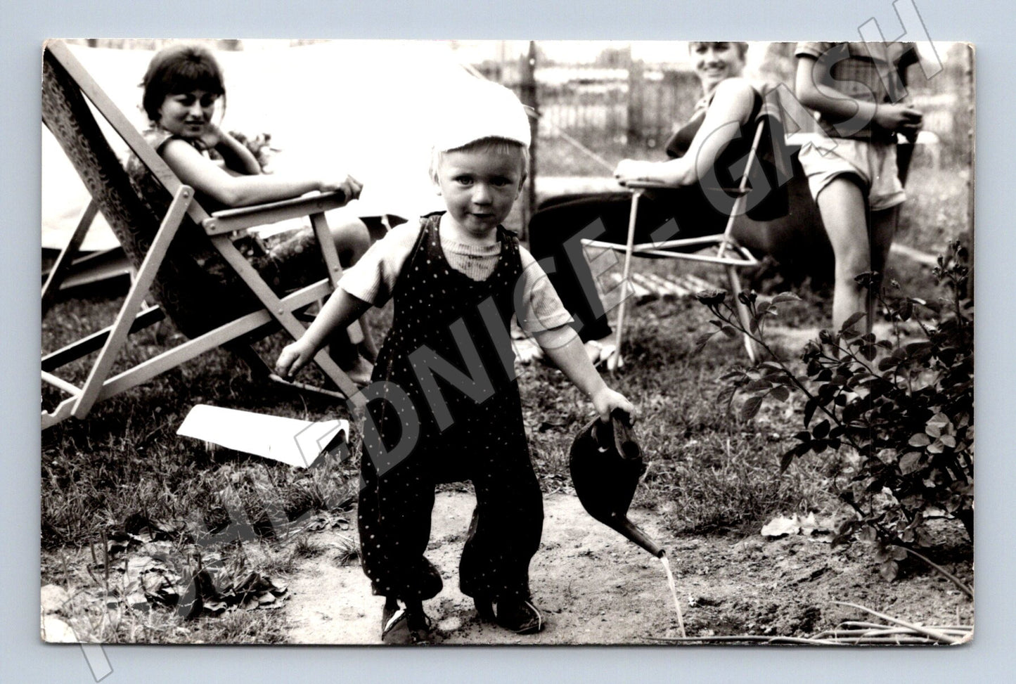 Pohlednice rodinná zahrada dítě ČSR do 1950 (M18499)