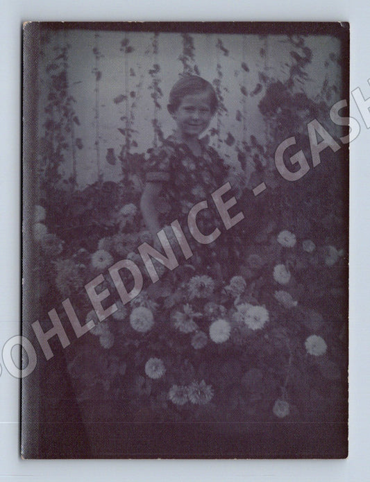 Pohlednice portrét dívka v květinách čb (M18509)