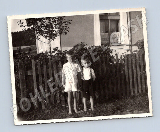 Pohlednice snímek dětí u plotu ČR do 1950 (M18521)