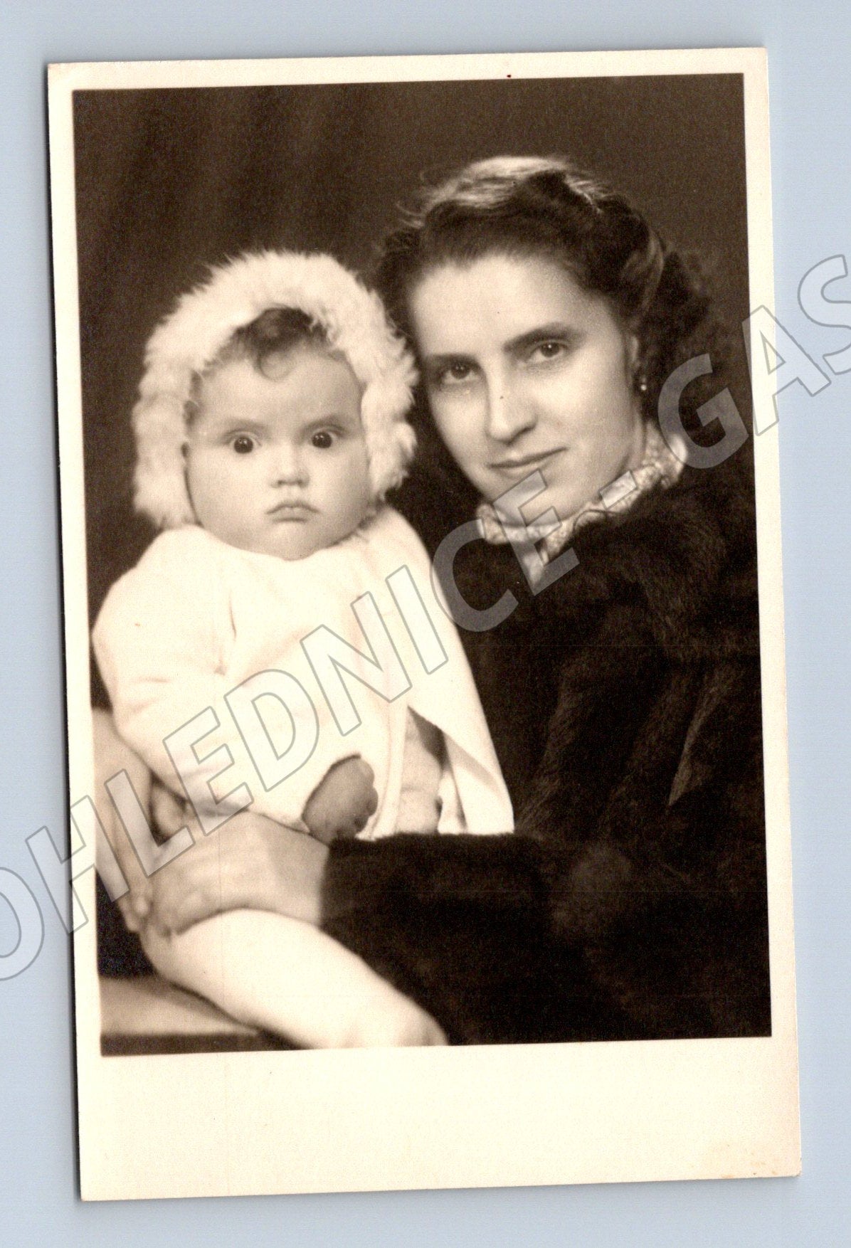 Pohlednice matka a dítě 1953 černobílá (M18523)