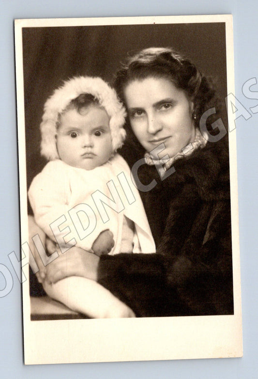 Pohlednice matka a dítě 1953 černobílá (M18523)