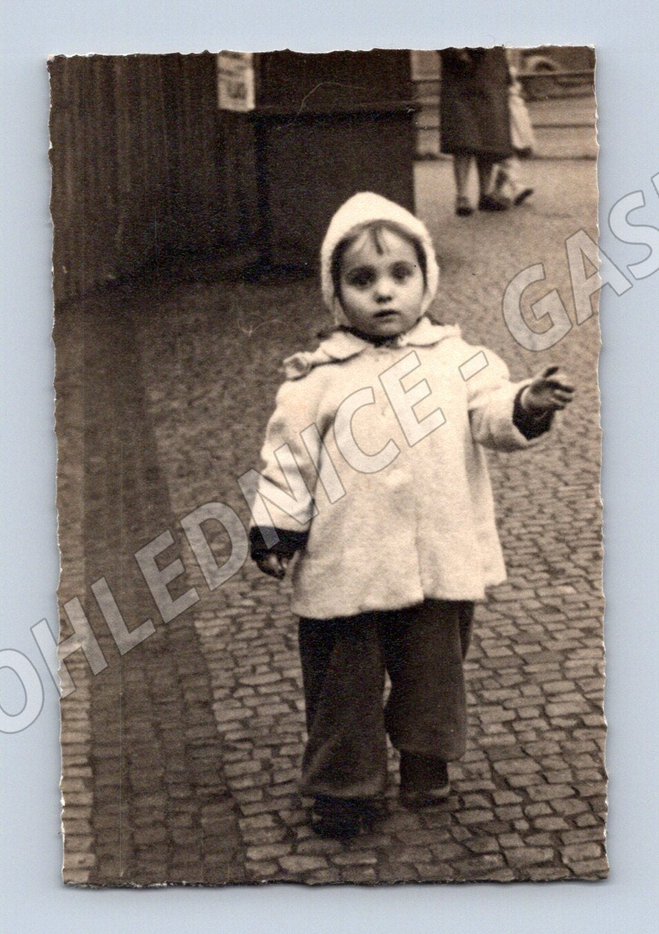 Pohlednice dítě v ulici ČSR do 1950 malý formát (M18528)
