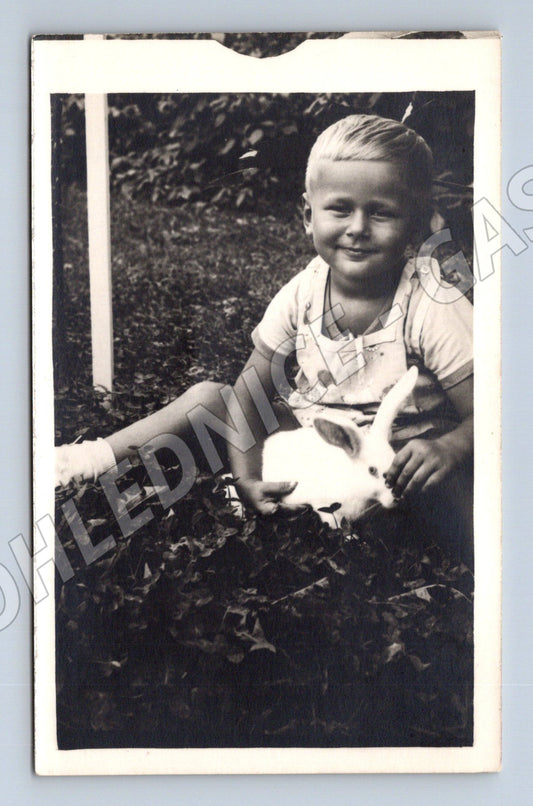 Pohlednice dítě s bílým králíkem retro (M18531)