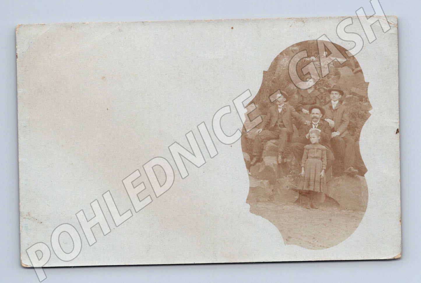 Pohlednice etnografická skupina na skalách portrét (M18549)