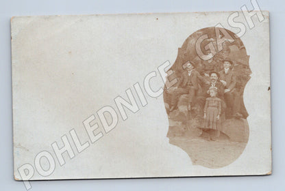 Pohlednice etnografická skupina na skalách portrét (M18549)