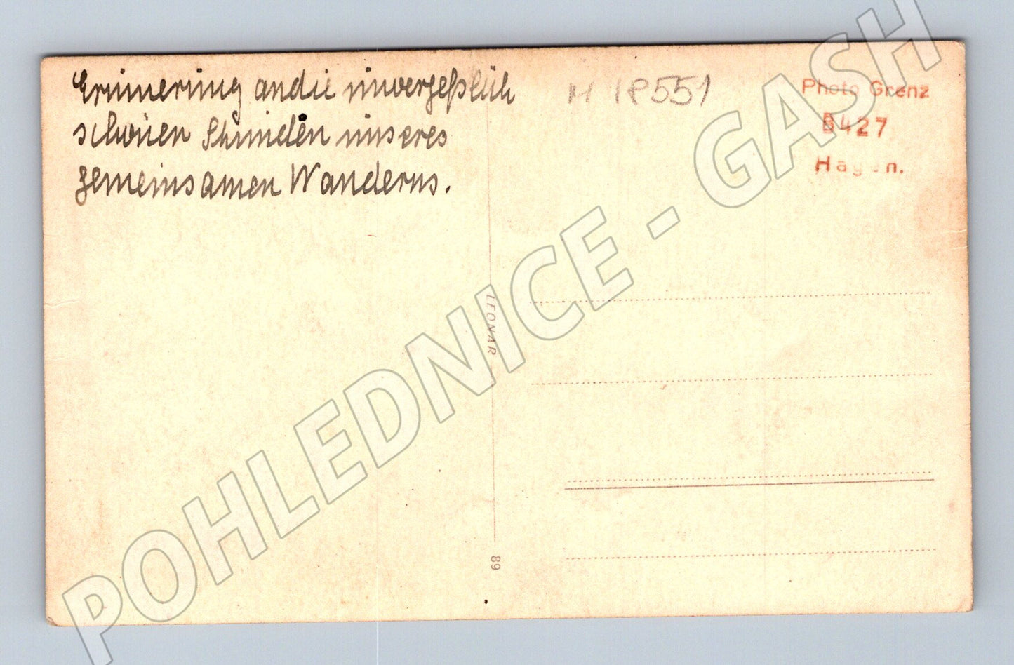 Pohlednice portrét ženy v přírodě černobílá (M18551)