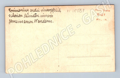 Pohlednice portrét ženy v přírodě černobílá (M18551)