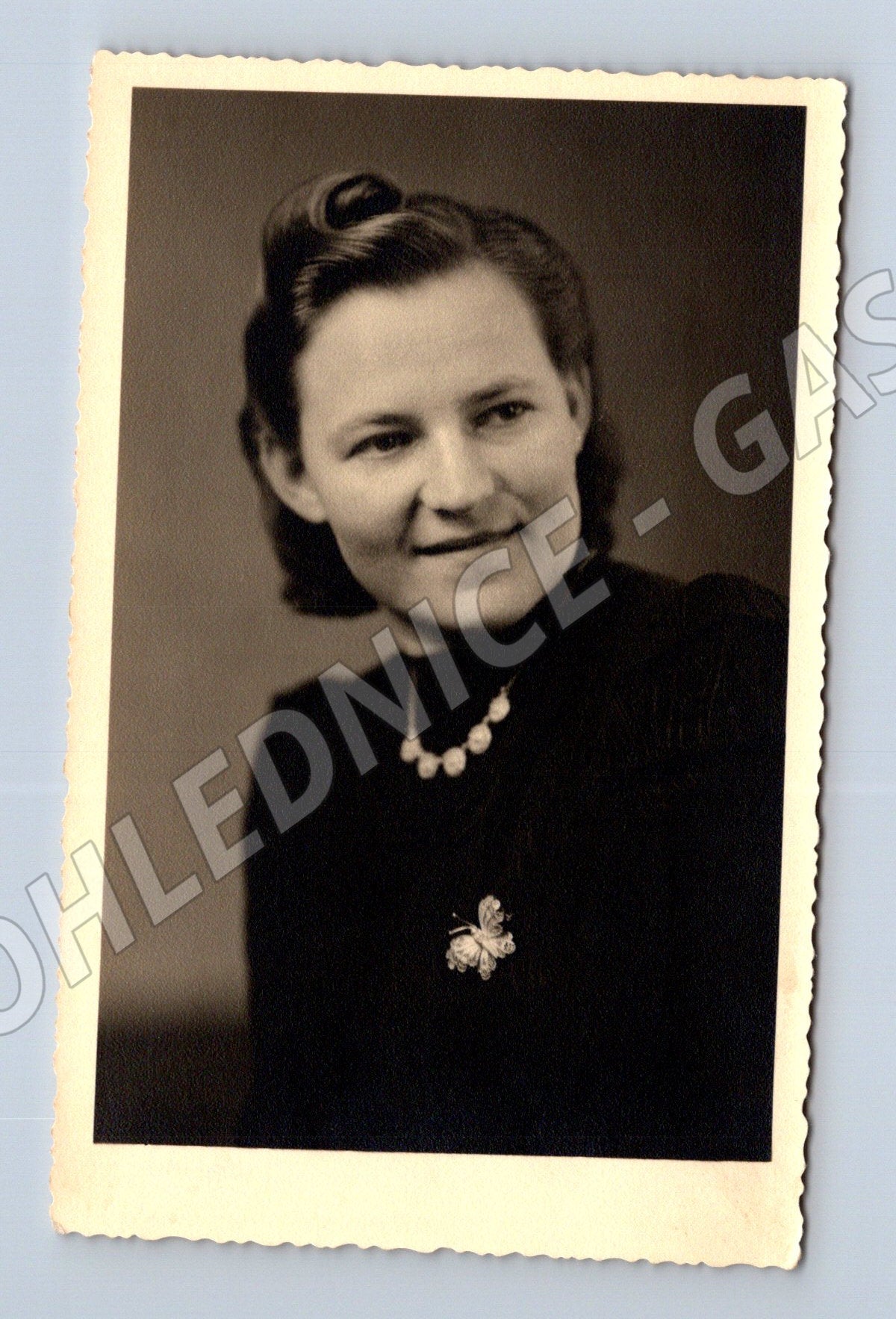 Pohlednice portrétní žena 1942 ručně psaná (M18552)