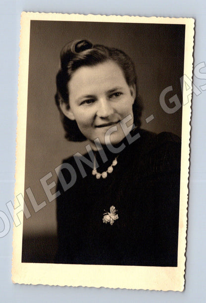 Pohlednice portrétní žena 1942 ručně psaná (M18552)