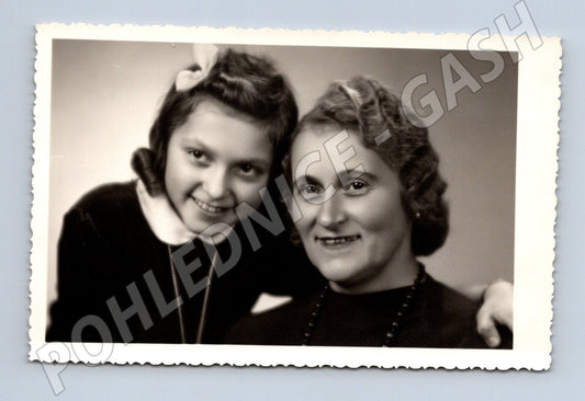 Pohlednice žena a dívka portrét černobílá (M18556)
