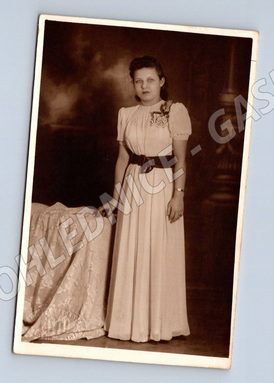Pohlednice portrét ženy ve společenských šatech čb (M18566)