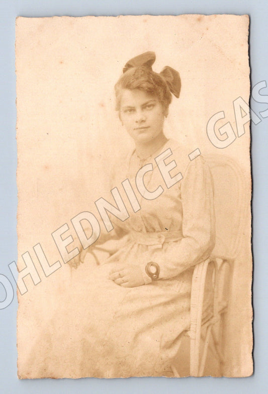 Pohlednice portrét mladé ženy začátek 20 století (M18568)