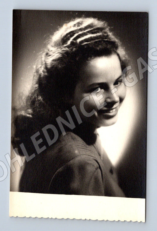 Pohlednice mladá žena portrét ateliér cca 1940 50 (M18571)