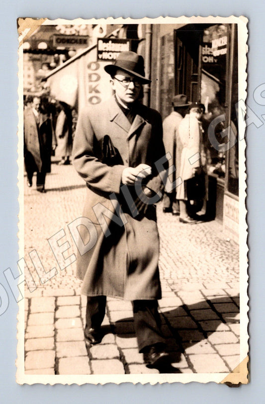 Pohlednice Praha osoby na ulici 30 léta Rudolf Teuch (M18597)