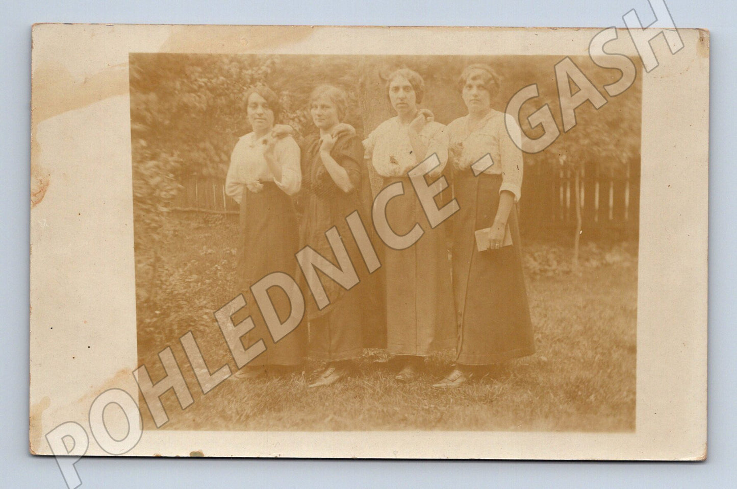 Pohlednice etnografie čtyři ženy v krojích cca 1900 20 (M18600)
