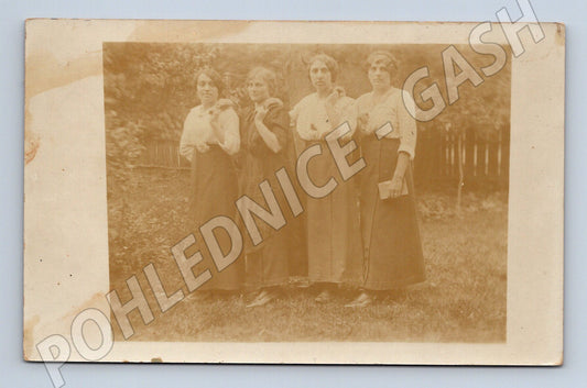 Pohlednice etnografie čtyři ženy v krojích cca 1900 20 (M18600)