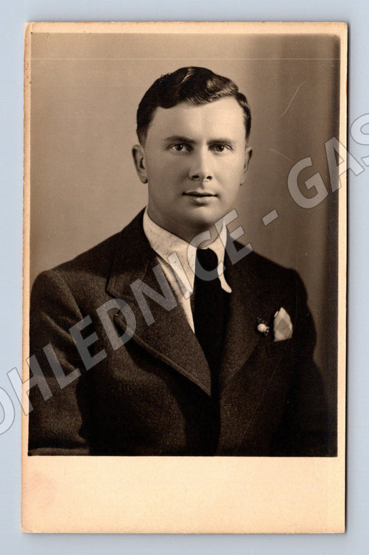 Pohlednice ateliérový portrét mladého muže foto (M18601)