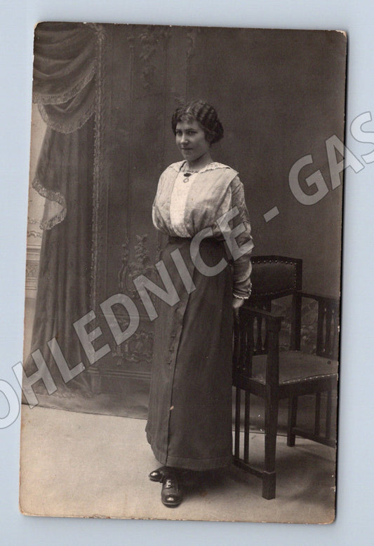 Pohlednice portrét ženy ateliérová cca 1900 20 (M18613)