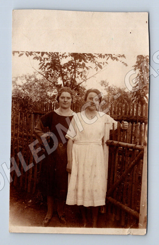 Pohlednice dvě ženy v zahradě malý formát do 1950 (M18623)