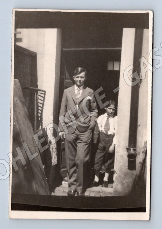 Pohlednice muž a dítě před domem černobílá do 1950 (M18625)
