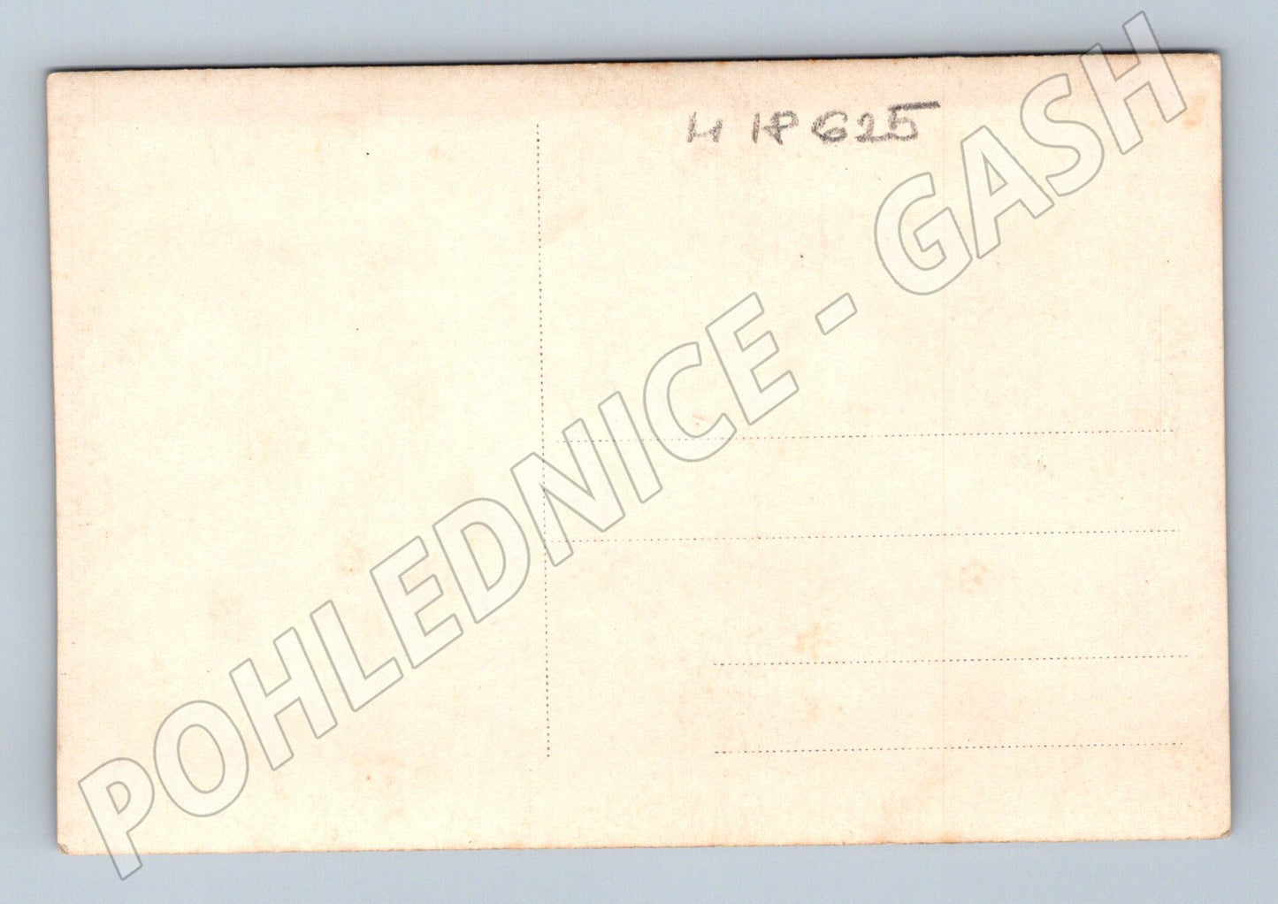 Pohlednice muž a dítě před domem černobílá do 1950 (M18625)