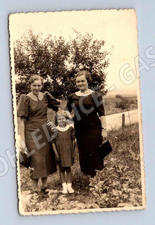 Pohlednice portrét tří žen černobílá do 1950 ČR (M18627)