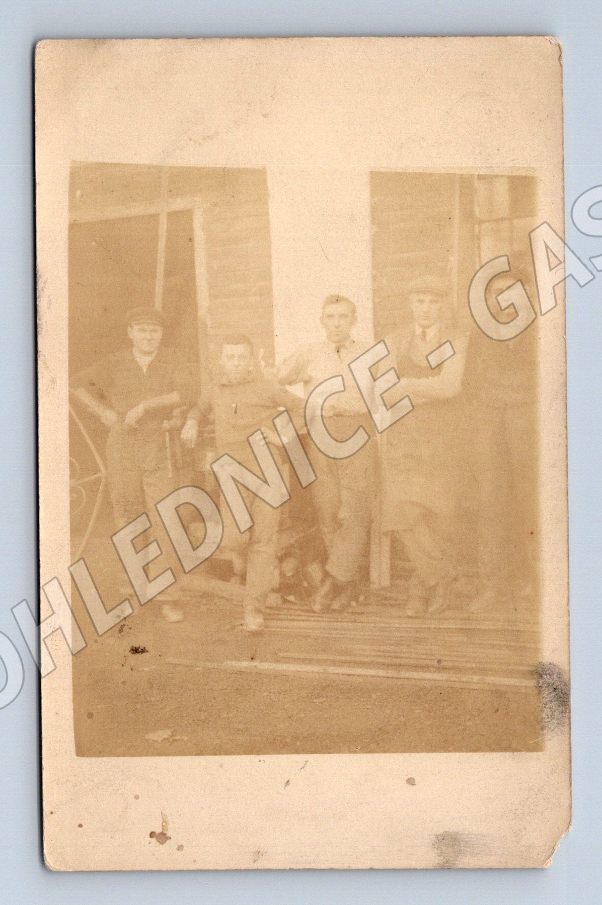 Pohlednice 1928 skupina dělníků před budovou (M18633)