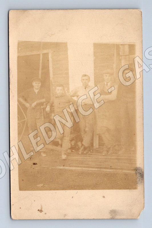 Pohlednice 1928 skupina dělníků před budovou (M18633)