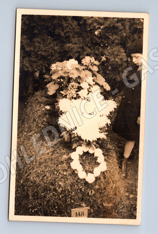 Pohlednice pietní scéna u hrobu ČR do 1950 (M18634)