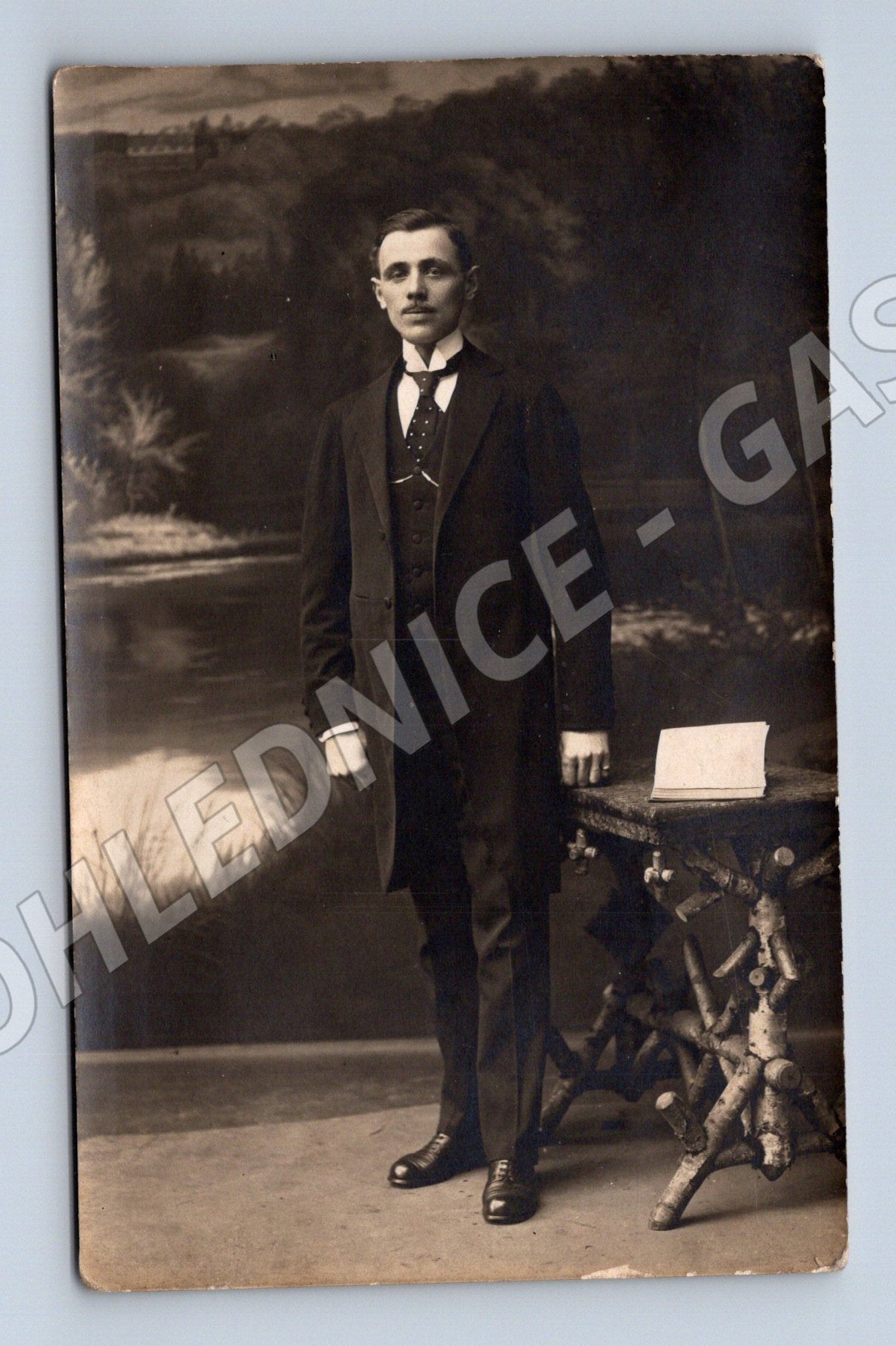 Pohlednice mladý muž černobílá cca 1920 (M18676)