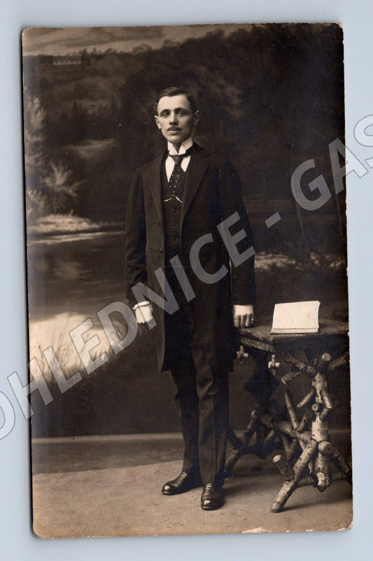 Pohlednice mladý muž černobílá cca 1920 (M18676)