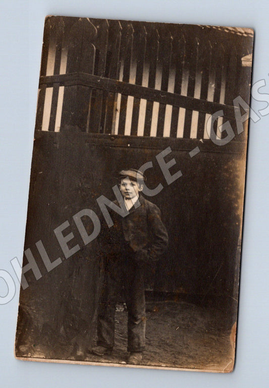 Pohlednice muž u plotu ČR do 1950 (M18688)