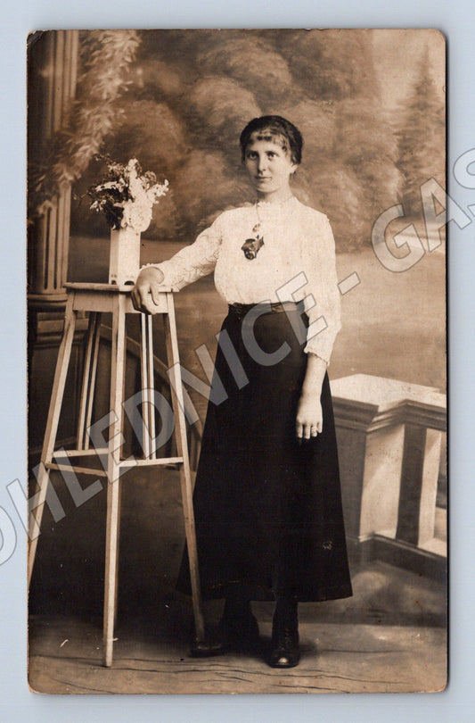 Pohlednice mladá žena ateliér 1 pol 20 stol (M18709)