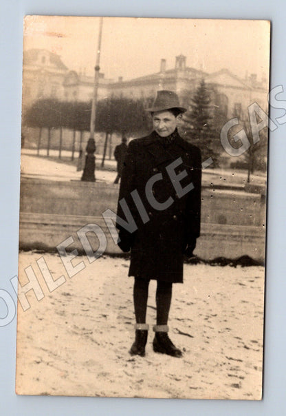 Pohlednice muž ve sněhu ČSR 1930 50 (M18718)