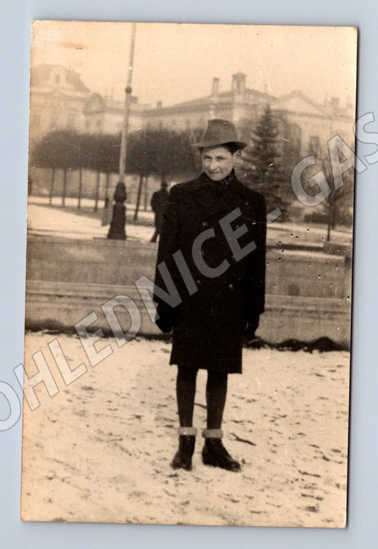 Pohlednice muž ve sněhu ČSR 1930 50 (M18718)