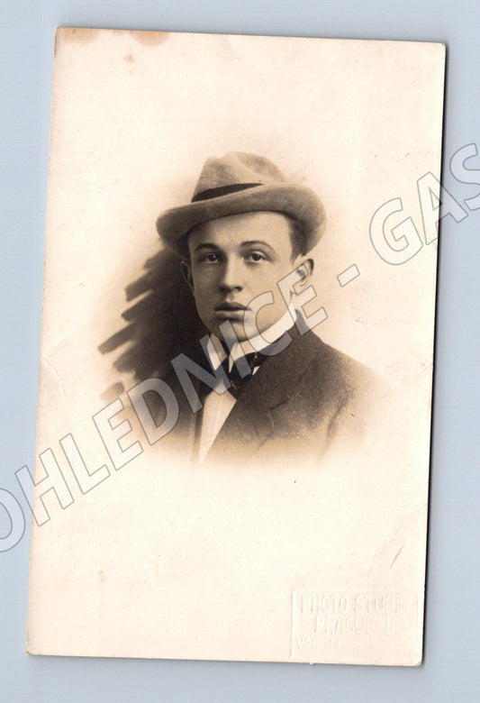 Pohlednice mladý muž v klobouku ateliér (M18722)