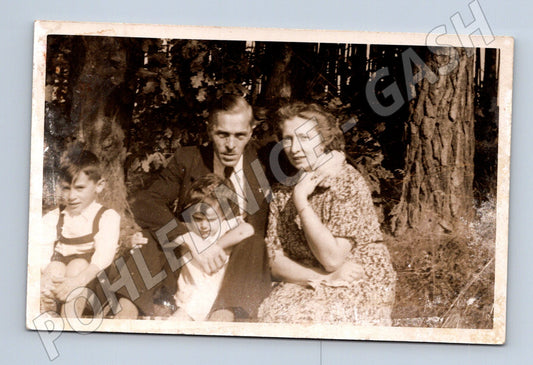 Pohlednice rodinný portrét 1949 Slatina (M18723)