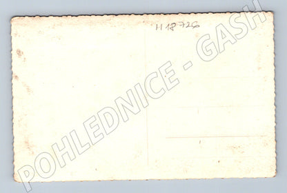 Pohlednice ČSR muž před budovou 1 pol 20 (M18726)