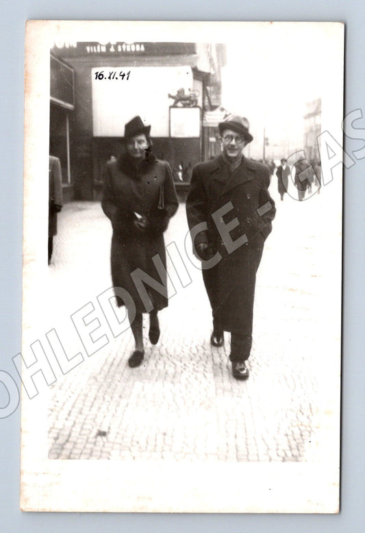 Pohlednice 1941 dobová ulice dva muži ČR (M18737)