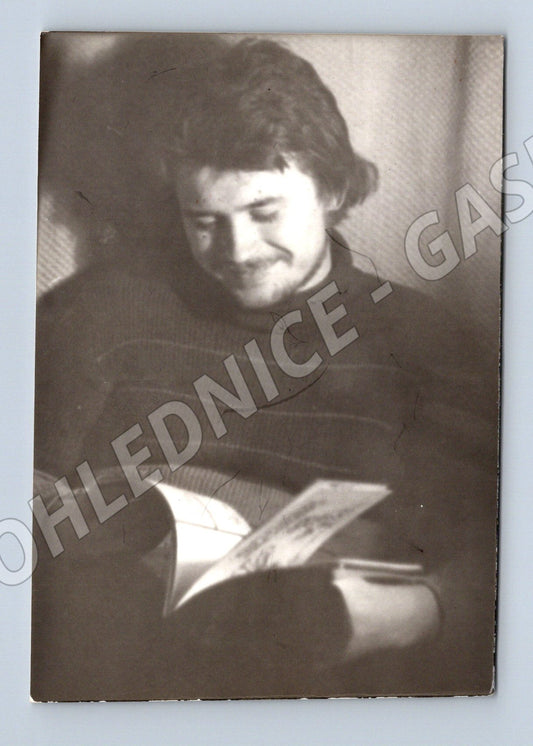 Pohlednice muž čte knihu 70 80 léta (M18756)